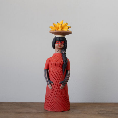 Escultura Mulher Indígena – Vermelho com Banana